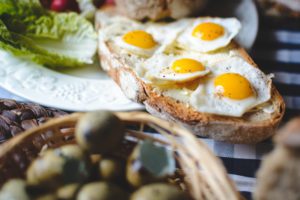 foodiesfeed.com_fried-quail-eggs-on-bread-with-butter-detail-300x200 Quail eggs on bread with butter